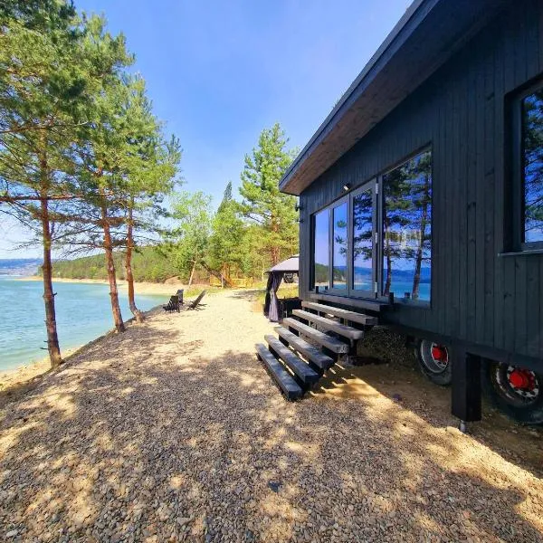 Nomad Lake Cabins，位于Rugineşti的酒店
