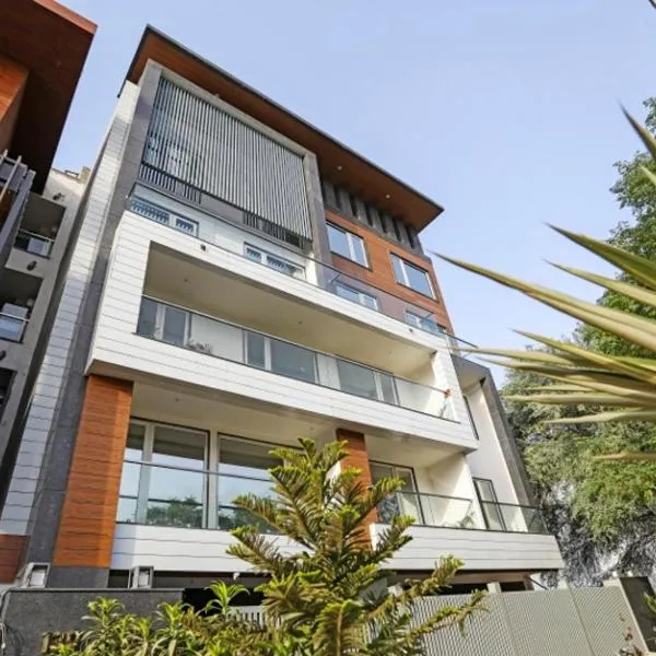 Hotel Exotica Suites Near AIIMS，位于新德里的酒店