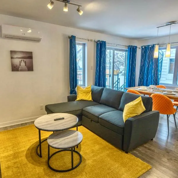 Modern Condo 2BR 4 beds AC Wi-Fi Free Parking，位于拉瓦尔的酒店