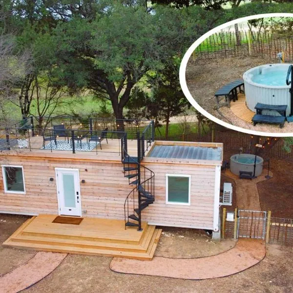 The Lonely Bull Luxury Container Home on 5 Acres，位于韦瑟福德的酒店
