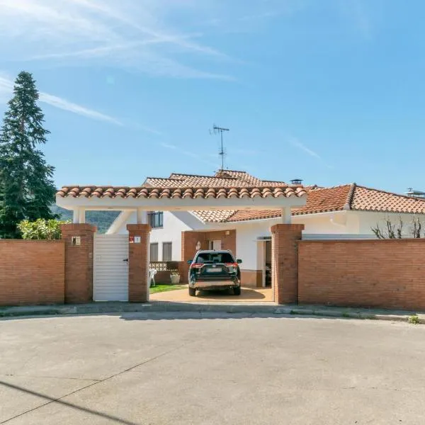 Large 5-Bed Villa, mountain and beach, at 30' from Barcelona，位于巴尔罗马内斯的酒店