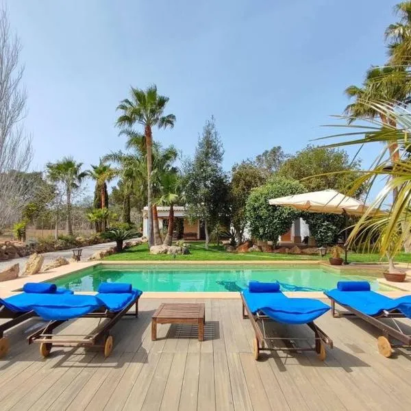 Casa Bet con piscina y jardín.，位于圣米克尔德巴兰的酒店