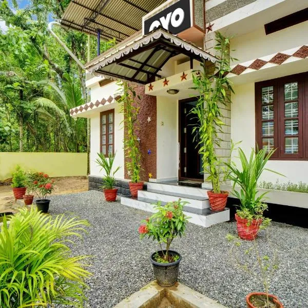 Hotel Revathy Tourist Home，位于Nīndakara的酒店