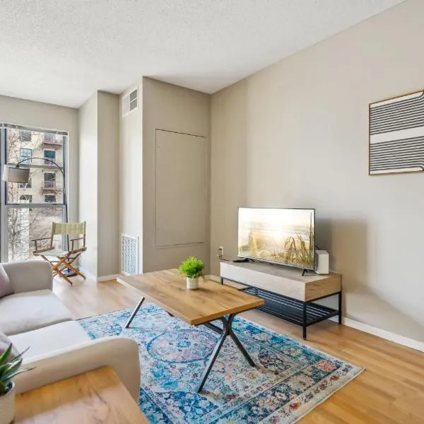 CozySuites Mill District with pool, gym #03，位于明尼阿波利斯的酒店