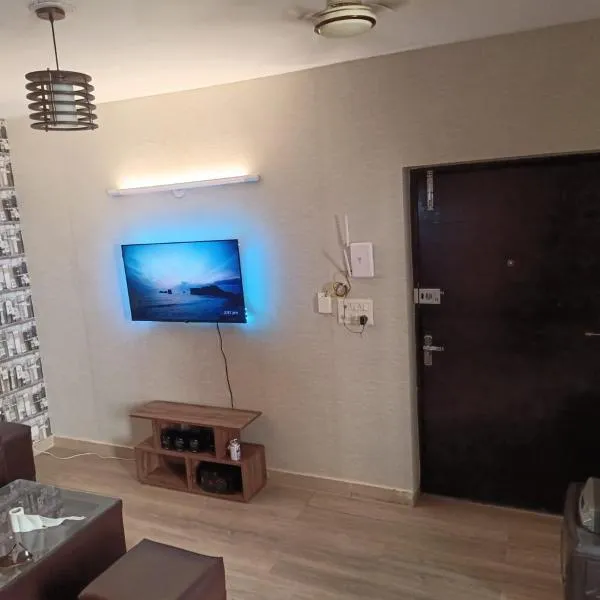 Sector143 near Advant Office-2BHK-Society-Spacious-Party,Couple,Family,WFO employes and NRI friendly Place with Kitchen ,living room ,Near Candor TechSpace,Advant IT park and Oxygen144 Center，位于诺伊达的酒店