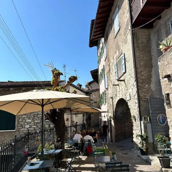 Studios Al Castello dei Limoni，位于加尔达湖滨的酒店