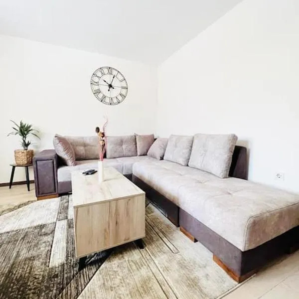 Family condo near the airport and the beach，位于蒂瓦特的酒店