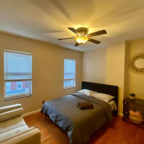 Historic Townhouse Oasis with En-suite Bathroom，位于费城的酒店