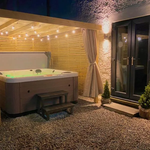 Spa Garden Cottage - Upper Hopton，位于Mirfield的酒店
