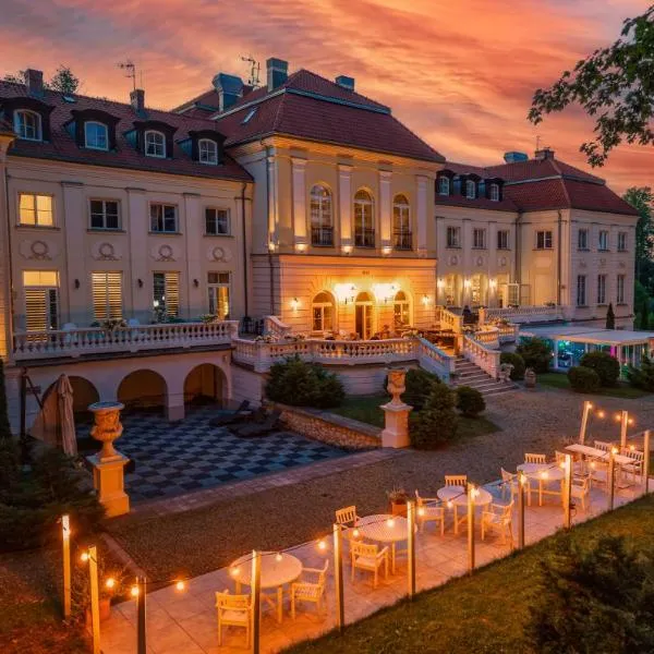 Hotel Pałac Alexandrinum，位于Tłuszcz的酒店