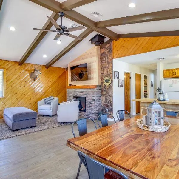 Nearby Hiking Peaceful Cabin in Pinetop，位于派托普湖畔的酒店