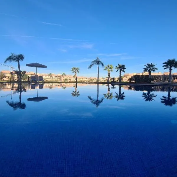 mini-villa situee dans une residence Prestigia à Marrakech, avec une vue sur la piscine et le golf une securite 24h sur 24 et une proximite ideale de l aeroport 5 minutes C est une offre parfaite pour des vacances，位于马拉喀什的酒店