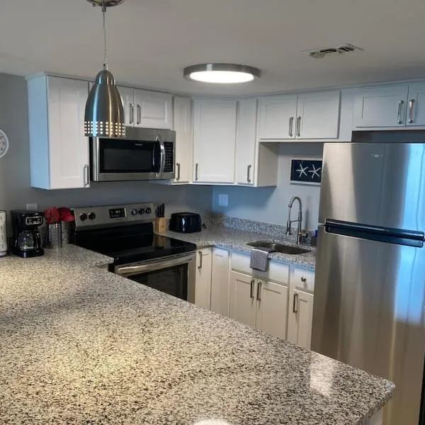 Large Myrtle Beach Condo, Fully Renovated，位于默特尔比奇的酒店