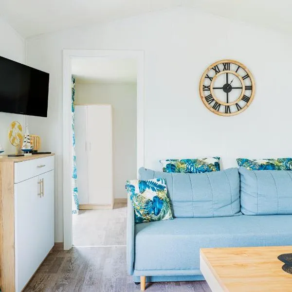 "AGUŚ" Komfortowe i nowczesne domki w cichej okolicy niedaleko plaży，位于奥斯特罗沃的酒店