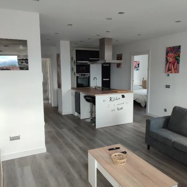 Piso de tres habitaciones a 50m de la playa，位于桑托尼亚的酒店