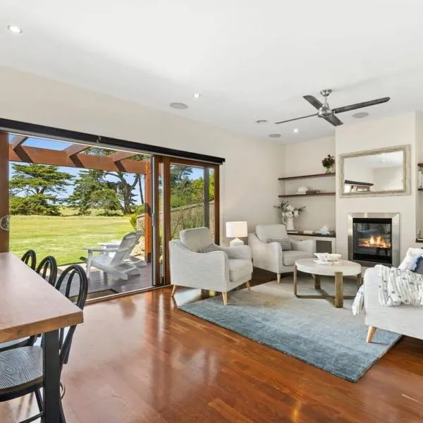 Beach and Golf Haven With Spa Luxury Living，位于Connewarre的酒店
