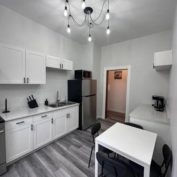 Historic Victorian Apartment，位于Strathroy的酒店