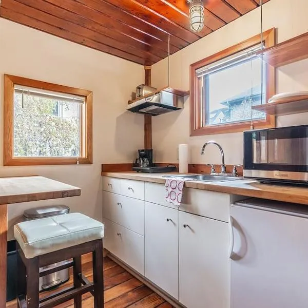 Charming two-level retreat in Capitol Hill - Foxglove Inn，位于西雅图的酒店