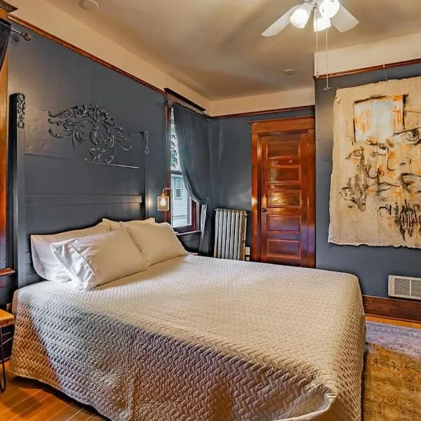 Charming Room in Capitol Hill - Foxglove Inn Rm 2，位于西雅图的酒店