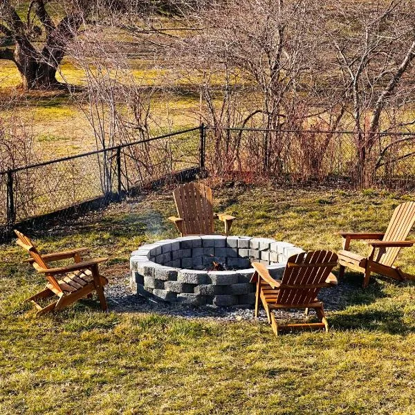 All Seasons Cottage - Game Room - Firepit By Zen Living Short Term Rental，位于Shenandoah Forest的酒店