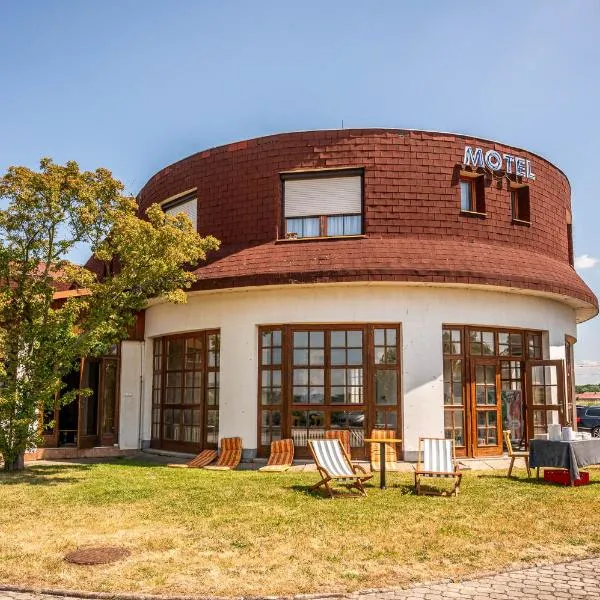 Motel Arkus，位于Černožice的酒店