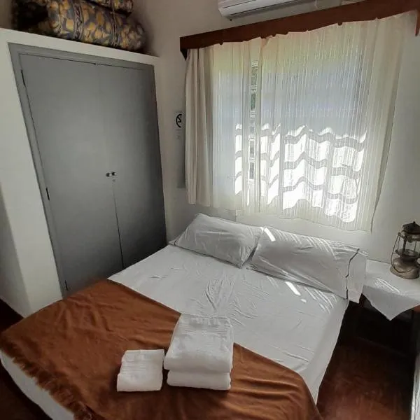 Casa de Huéspedes Muñiz sobre parque de 1000m2, 1 dormitorio, 20m2 cubiertos, baño con ducha, pileta cilíndrica de 3x076，位于San Miguel的酒店