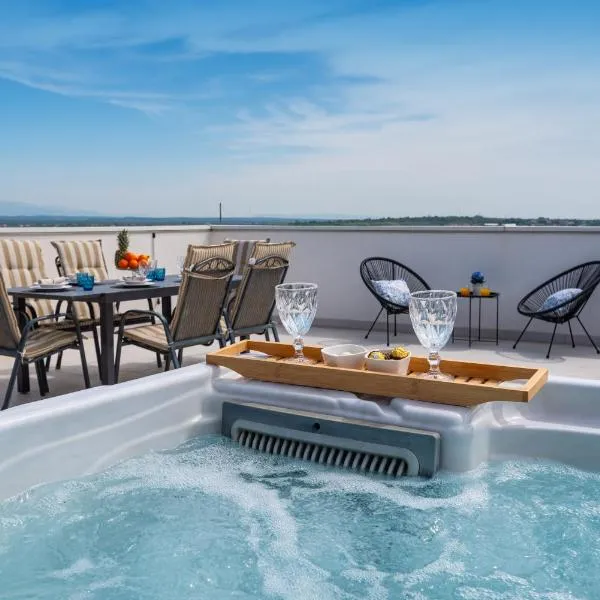 Luxury with jacuzzy on a private roof terrace，位于宁的酒店