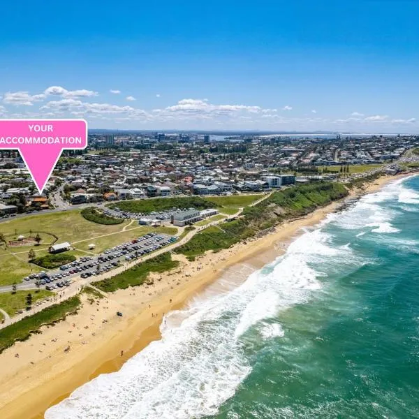 Newcastle's Beach-Side Retreat Merewether，位于纽卡斯尔的酒店