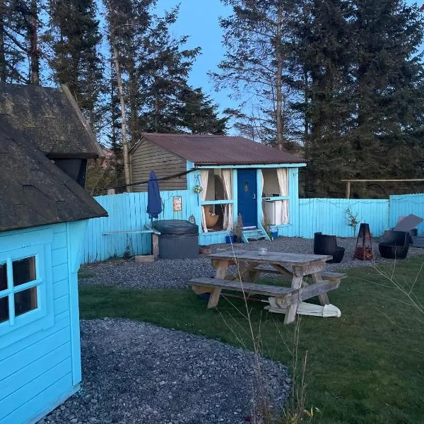 Bankhead Accommodation with Hot Tub Aberdeenshire，位于班夫的酒店