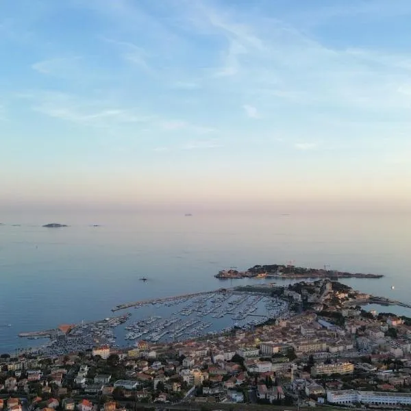 VUE EPOUSTOUFLANTE SUR BANDOL & LA MER 2 pièces, piscine tout confort 4 étoiles, très calme, terrasse spacieuse sans vis à vis, parking privé résidence standing，位于邦多勒的酒店