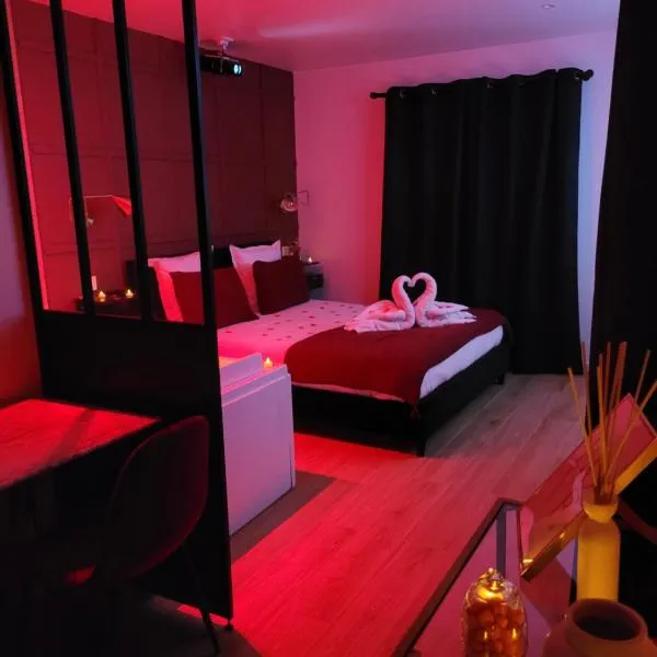 Nuit d'évasion love room avec baignoire balnéothérapie，位于土伦的酒店