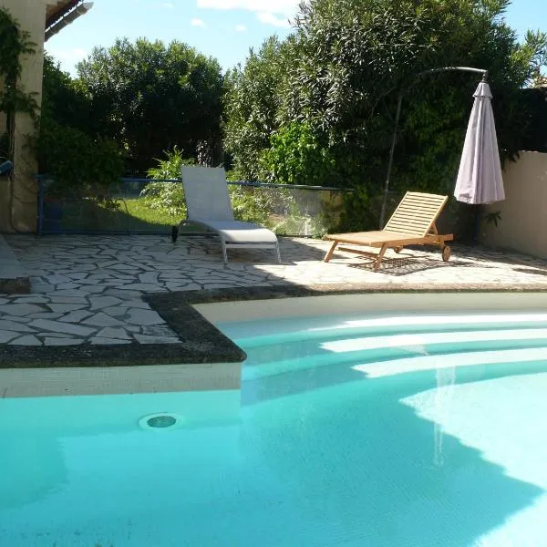 Chambre privee dans villa avec piscine en Petite Camargue，位于Lavérune的酒店