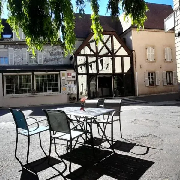 Logis Hôtel Restaurant La Vieille Auberge, Art and Gallery，位于苏亚克的酒店
