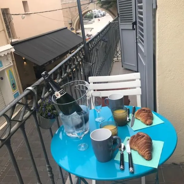 CHeZ FANNY - Ravissant 2 pièces avec balcon，位于昂蒂布的酒店