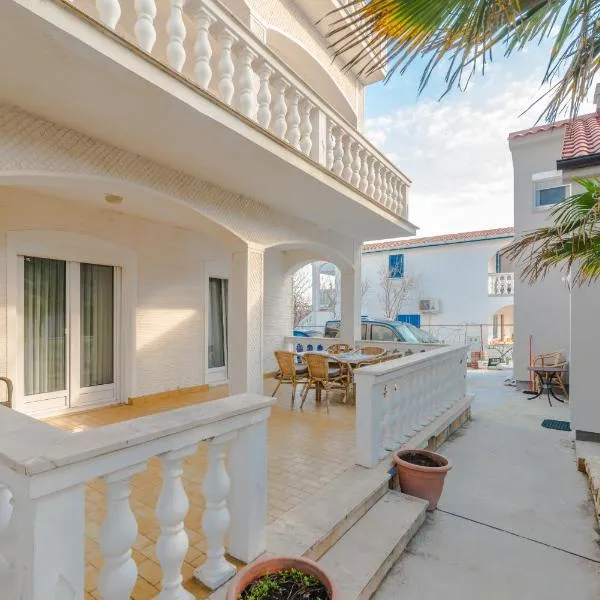 Apartmani Manda Nin - Sabunike，位于宁的酒店