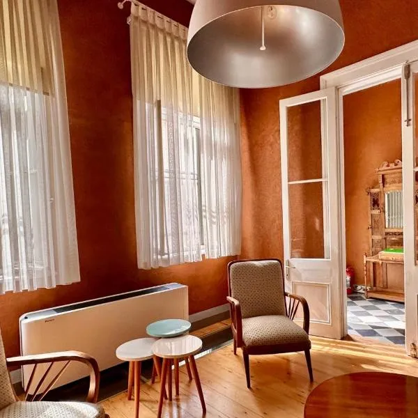 Private Central 2BR/2BA House w Patio&Terrace，位于Konak的酒店