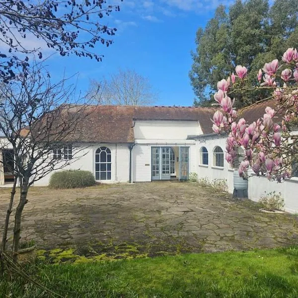 English Farmhouse Cottage，位于法恩伯勒的酒店