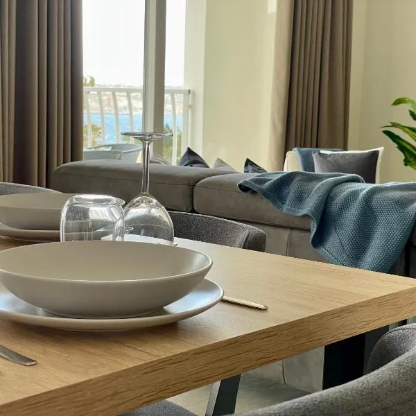 Bugibba Square Seafront LUX Apartments by Holi，位于圣保罗湾城的酒店