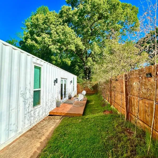 Nomehaus shipping container studio residential neighborhood ATHENS，位于阿森斯的酒店