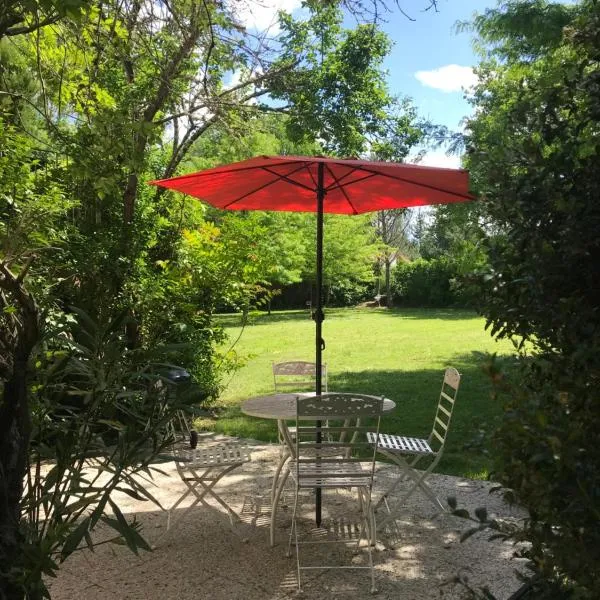 Chateau De Grenier Apartment，位于Saint-Léger的酒店