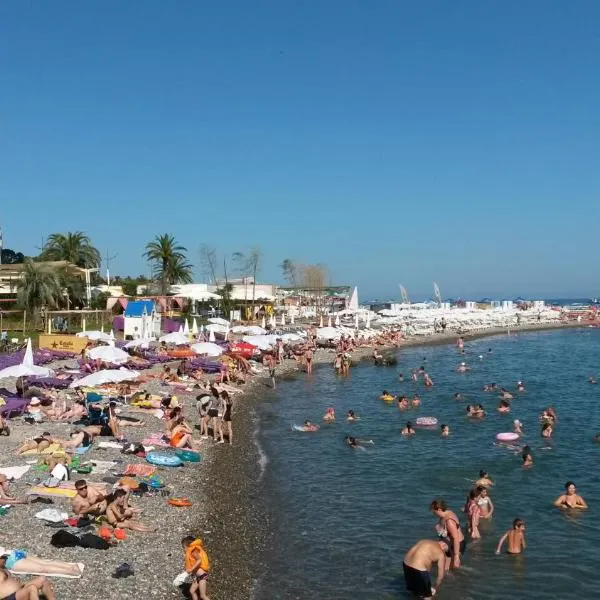 Уютный 2-х месный номер с балконом в старом Батуми，位于巴统的酒店