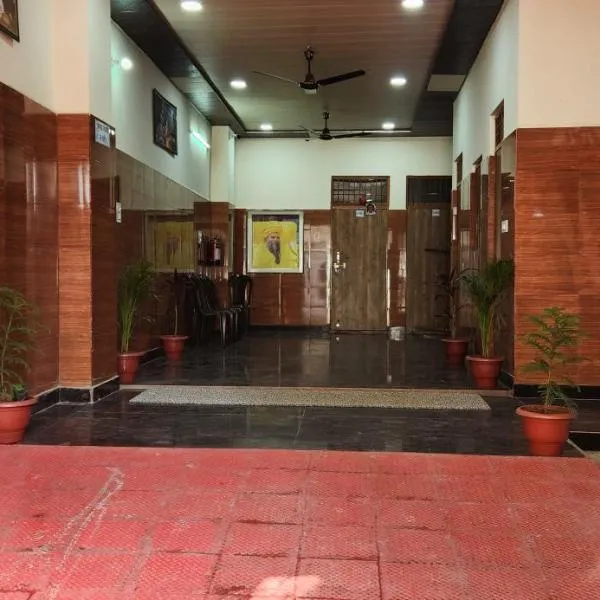Radha Rani Dham (Near Iskcon Temple)，位于Jait的酒店