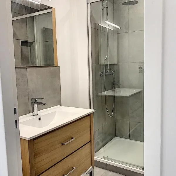 Superbe chambre meublée avec sa propre salle de bains avec douche et wc privés，位于Virecourt的酒店