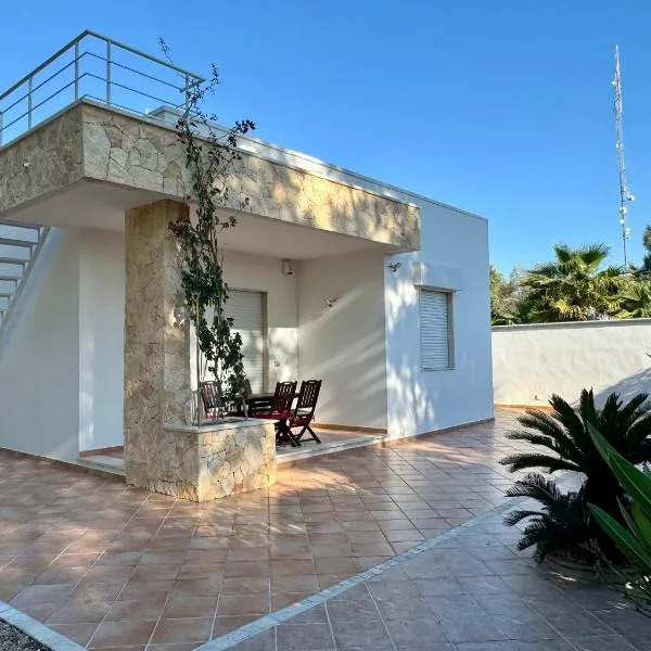 Villa Edoardo con pineta a 250 metri dal mare，位于Torre Squillace的酒店