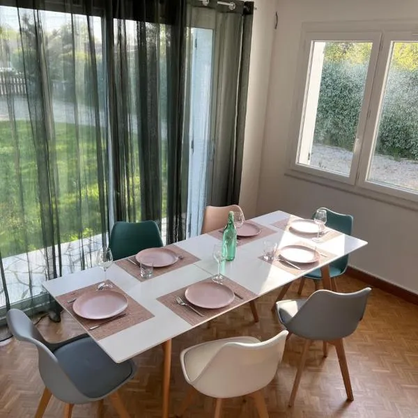 A 30 min de l'île aux Mimosa Maison Vendéenne avec Jardin，位于Sallertaine的酒店