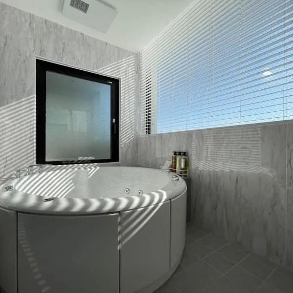 b hotel Nekoyard - Scenic Penthouse Studio with Jacuzzi & Spacious Terrace，位于广岛的酒店
