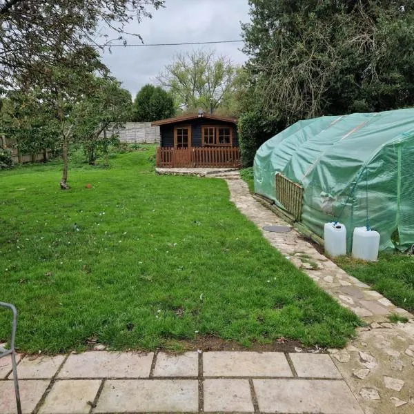 The Cabin - a very quiet location，位于Pewsey的酒店