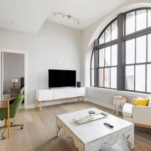 2B 2BA Luxury Downtown Suite Rooftop Deck & Gym，位于巴尔的摩的酒店