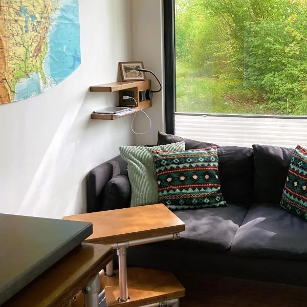 Tiny House im Seecontainer mit Parkplatz, Glasfaser, Netflix, Veranda und gehobener Ausstattung，位于Seßlach的酒店