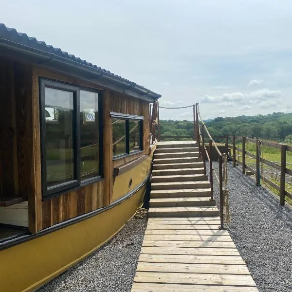 Swallowfield Glamping-Unsinkable，位于Corscombe的酒店